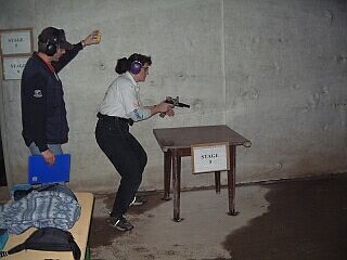 Waffe vom Tisch aufnehmen